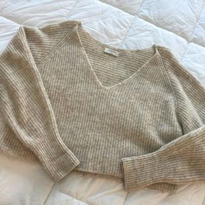 Cropped v-neck knit sweater